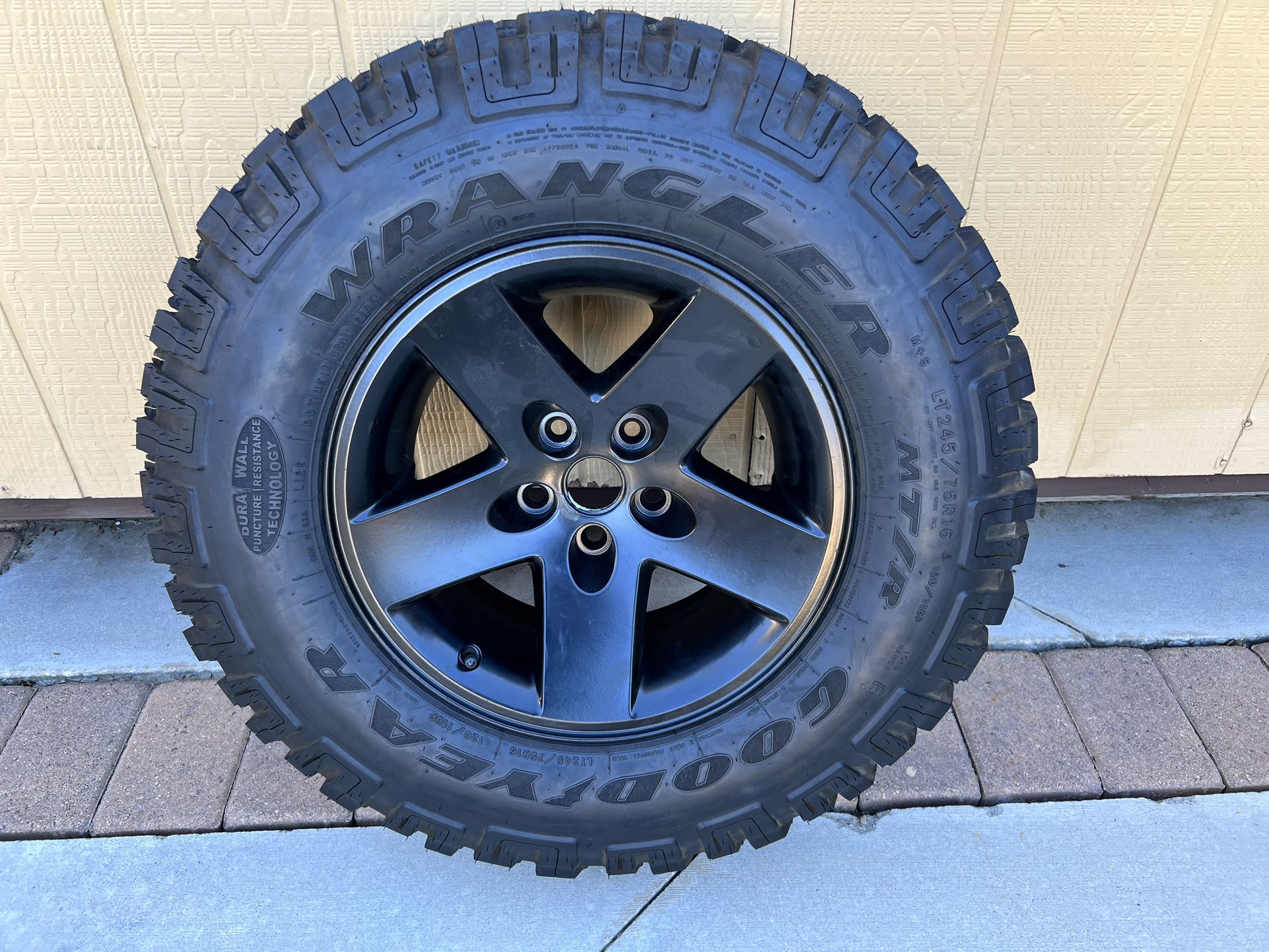 JEEP RUBICON MOAB OEM WHEELS 16x8 //5 Rims And 1 Tire