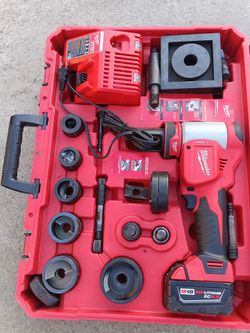 Milwaukee
M18 18V Lithium-Ion Cordless FORCE LOGIC 1/2 in.-2 in. 10 Ton Knockout Tool todo lo de la foto