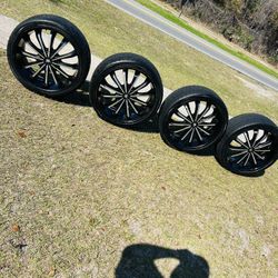 Rims and tires265/35R22 Five-hole universal The tires and wheels are in perfect condition