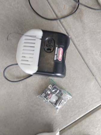 Genie 2028 quiet garage door opener, 8ft rail, 2 remotes, photo eyes, wall button only 5 mo old and great condition