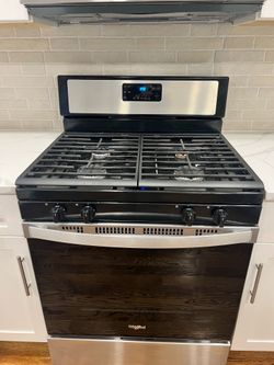 2-Year-Old Whirlpool Gas Range – Fully Functional – Excellent Condition – $500 OBO