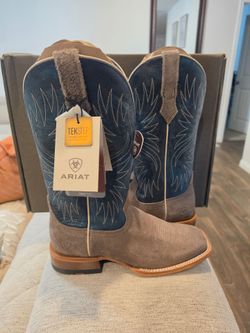 New Ariat Boots size 8