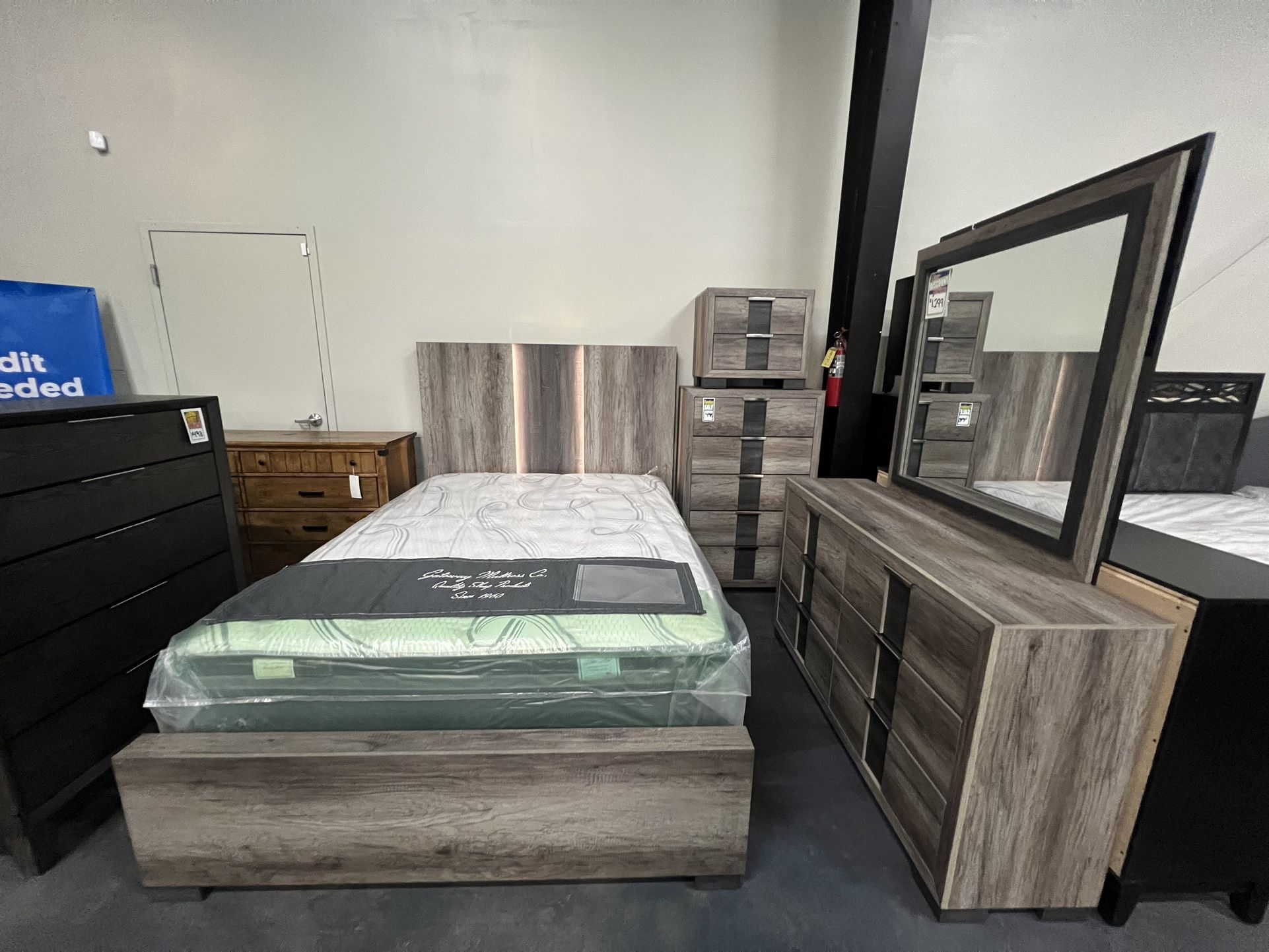 4pc Queen Bed Set w/ Lit Up Headboard