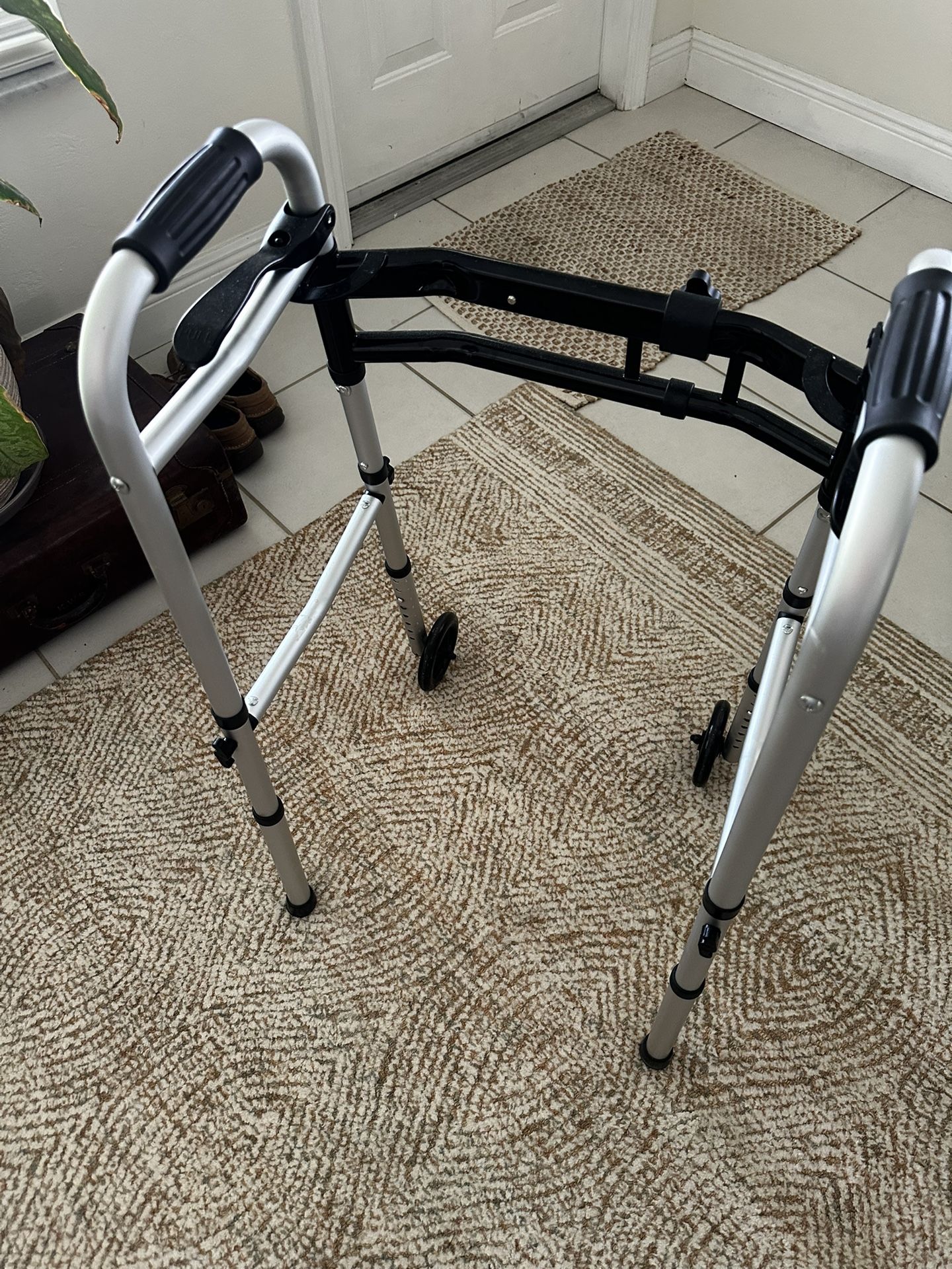 Adjustable width walker Design: Delog walker.