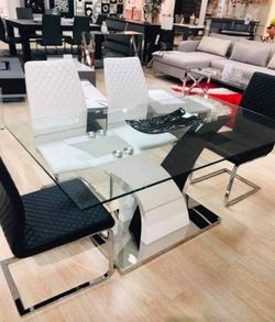 Juego de comedor .Mesa con 4 sillas. Preguntar por precio total. $100 Down Payment