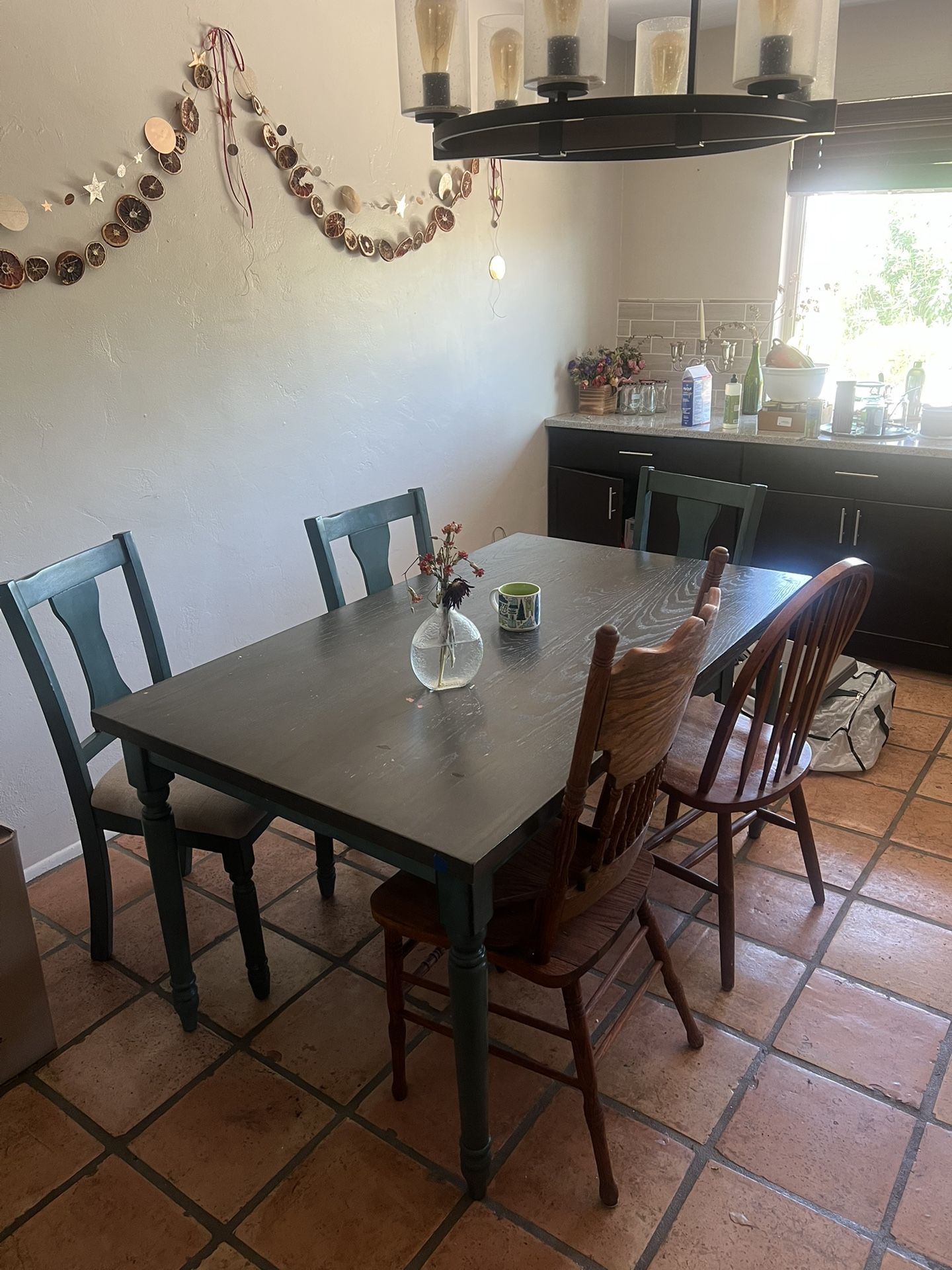 Table and chairs/barstools