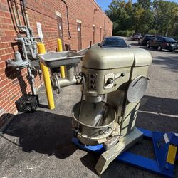 Hobart 80-Qt Commercial Mixer – Model 800 (Working Condition)