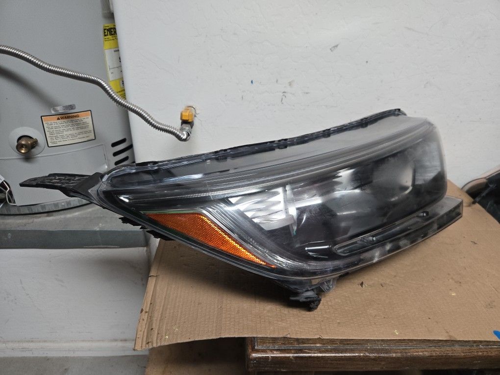 HINDA CRV OEM RIGHT SIDE HEADLIGHT