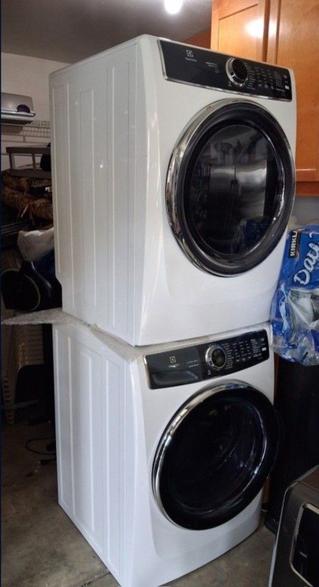 2024   Washer And Gas  Dryer 