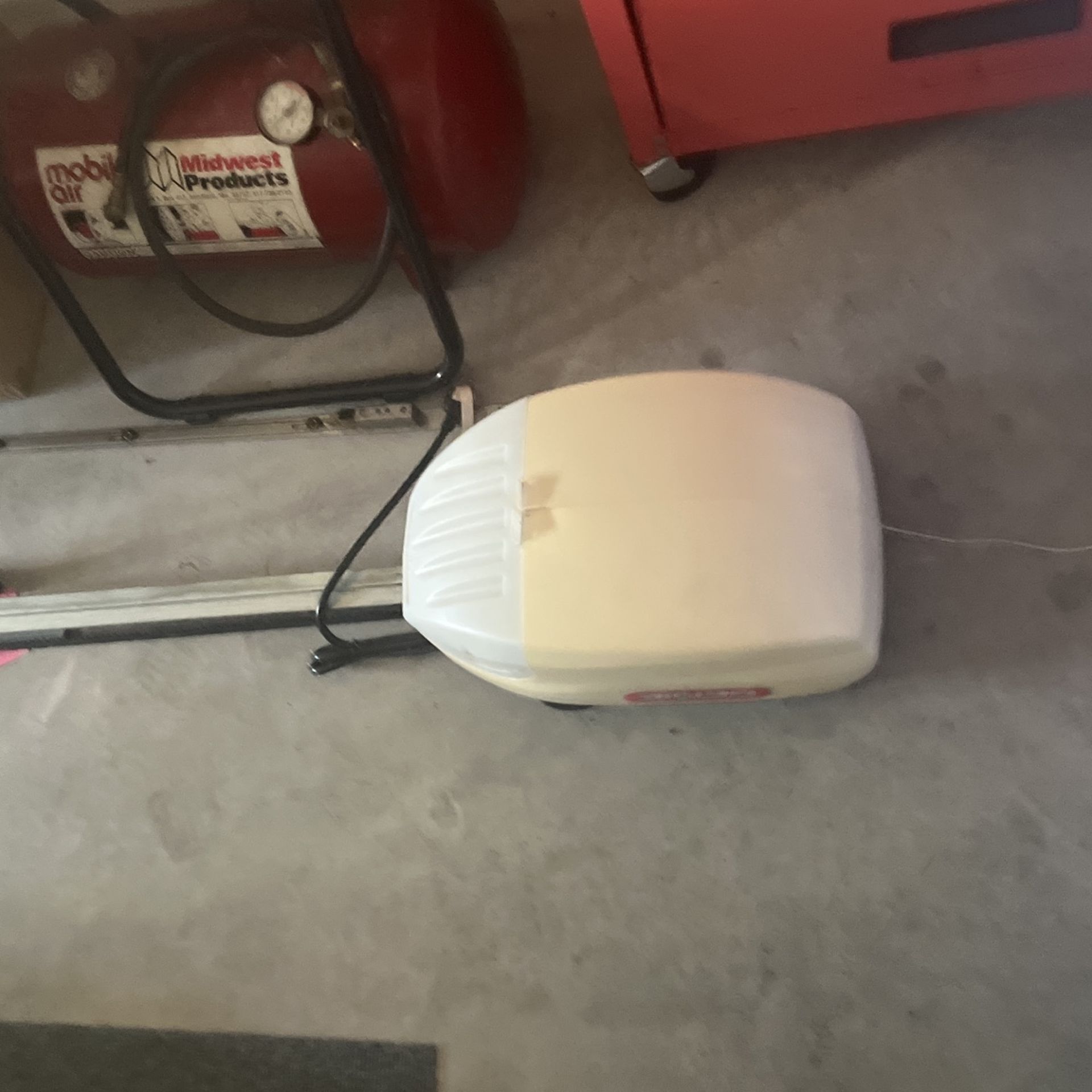 Genie 1/2 Hp Garage Door Opener And Rail