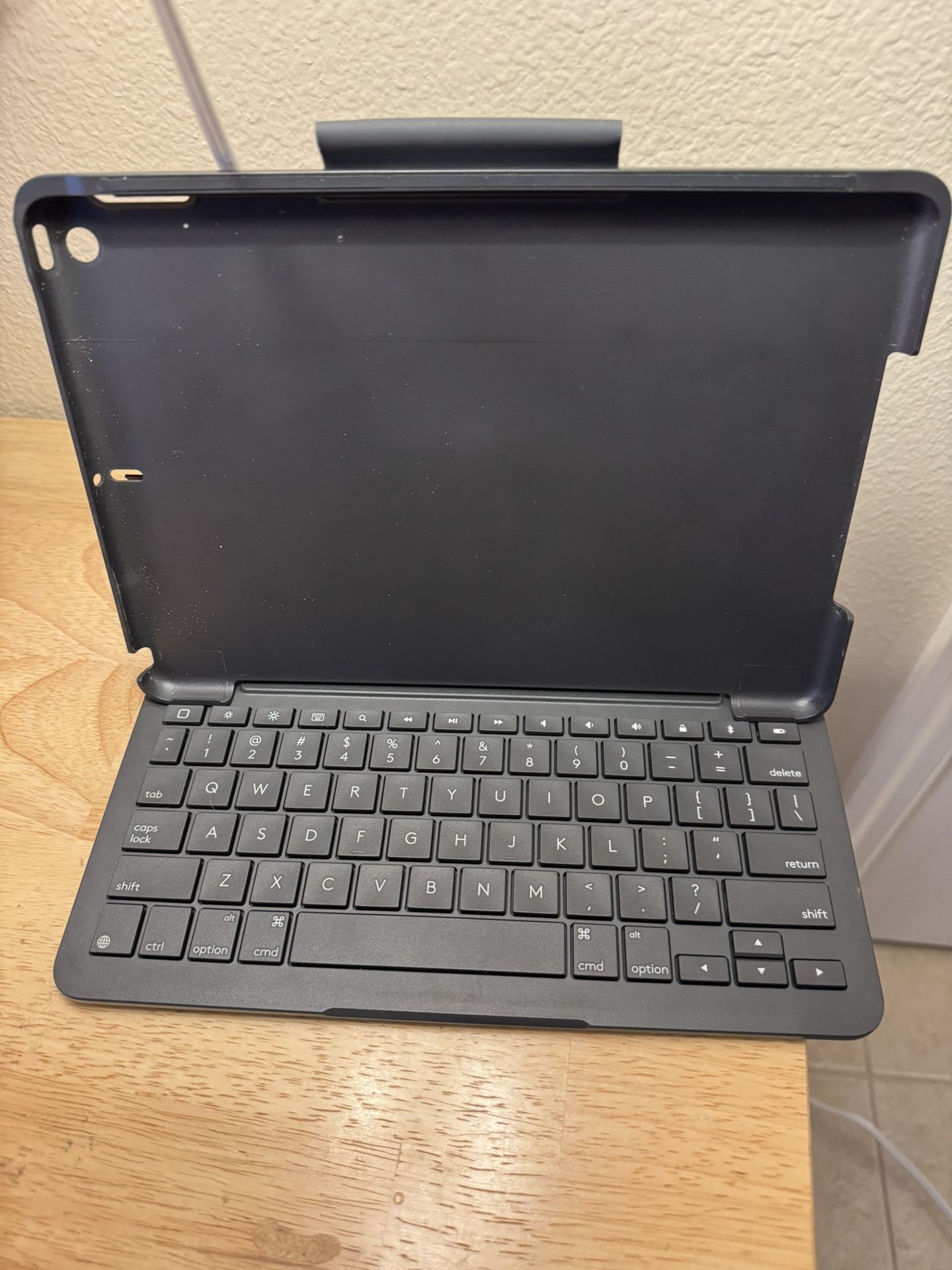 Logitech IPad (7th, 8th and 9th Generation) Keyboard Case