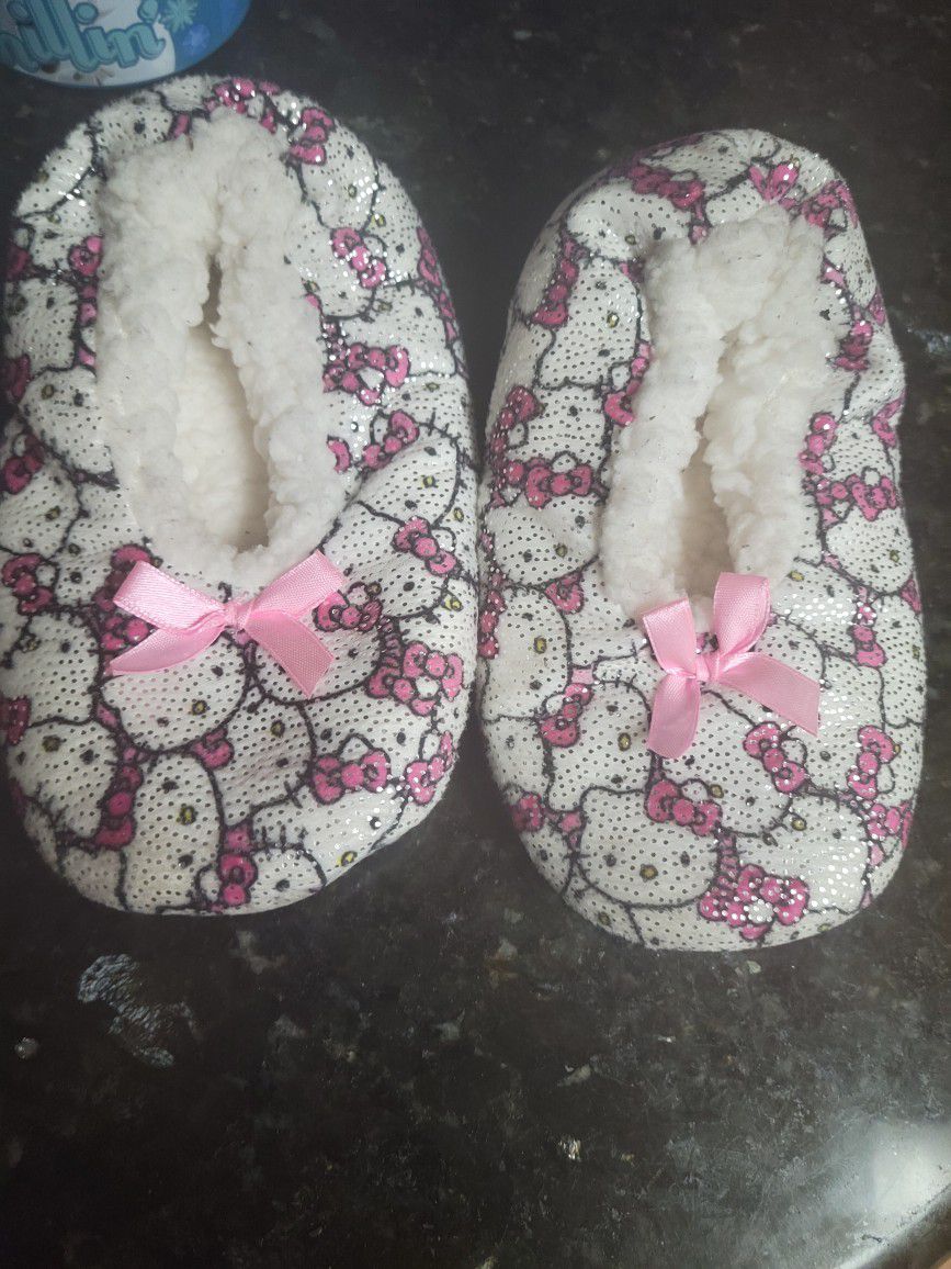 Hello Kitty Toddler Girl Size 11 Bed Slippers Used