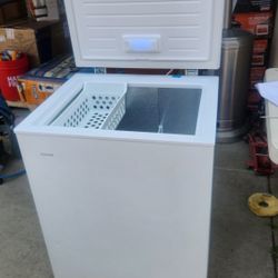 vissani 5.0 cu. ft. Manual Defrost Chest Freezer with LED Light in White, Garage Ready