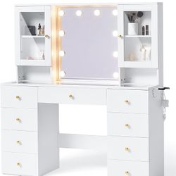 White Make Up Vanity With Light