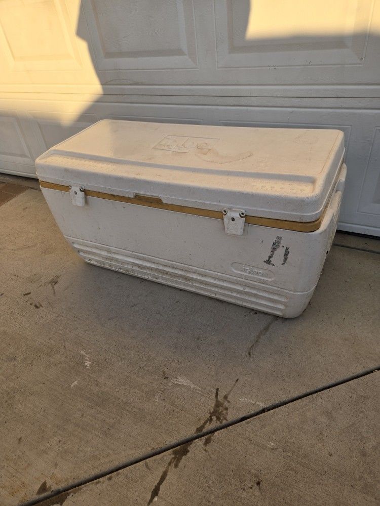 Igloo Polar 152 Q Cooler Big
Good condition
camping party ice chest