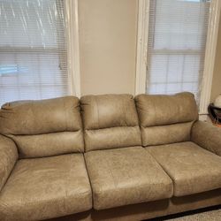 Ashley Couch 🛋 In Excellent Condition Just Has 7 Months  Only 
