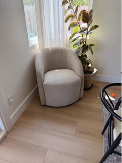 Swivel accent chair