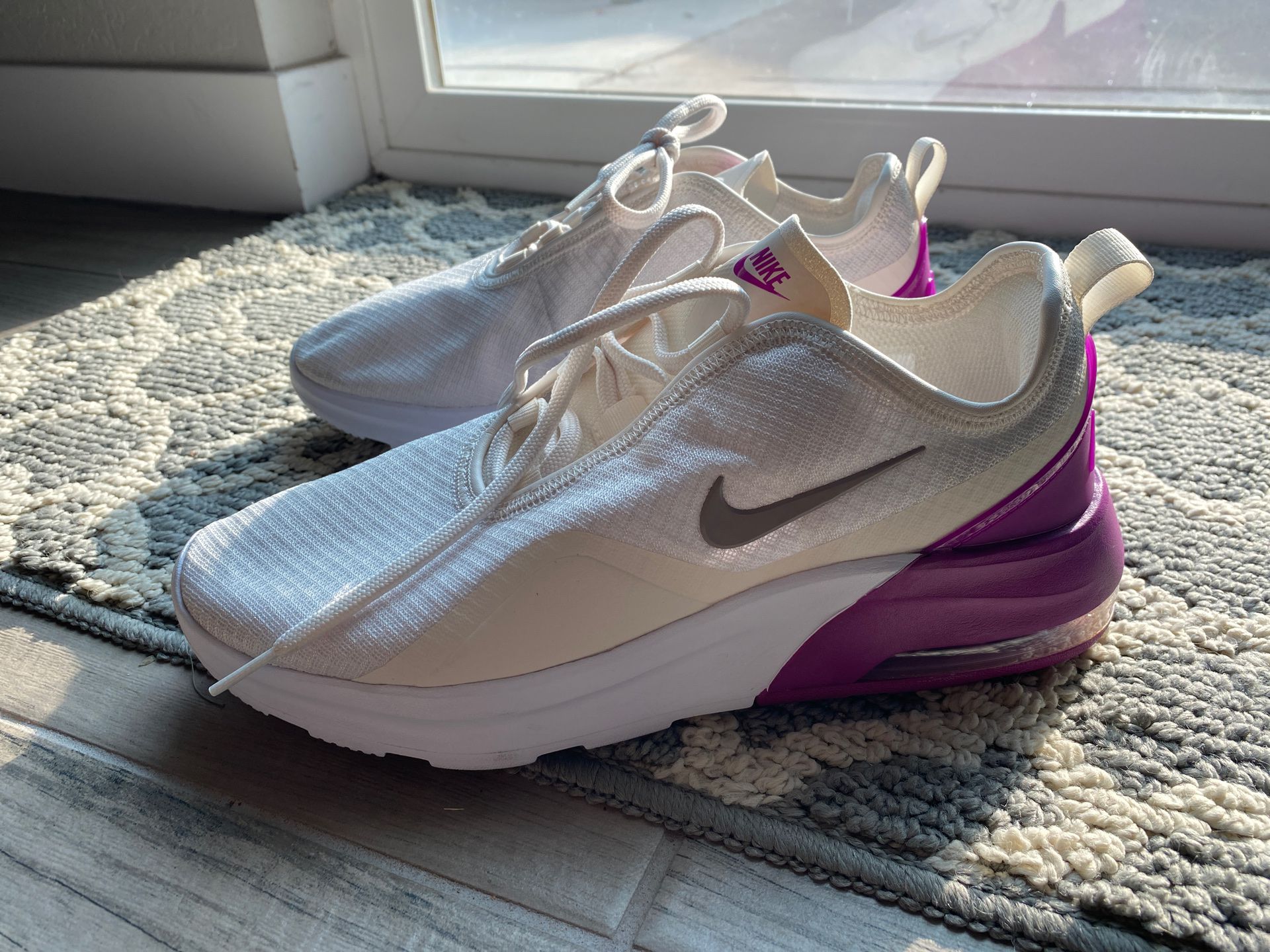 Women’s Nike new Air Max Motion 2 running shoe, size 8.5 eur40