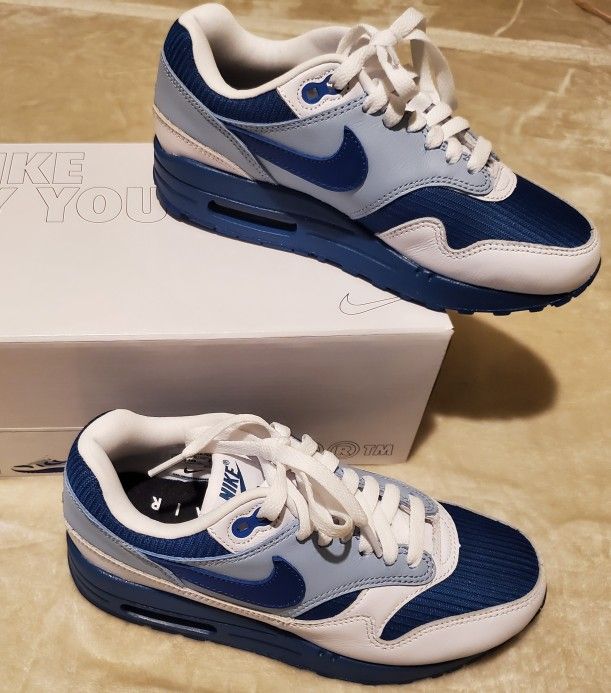NIKE AIR SHOES