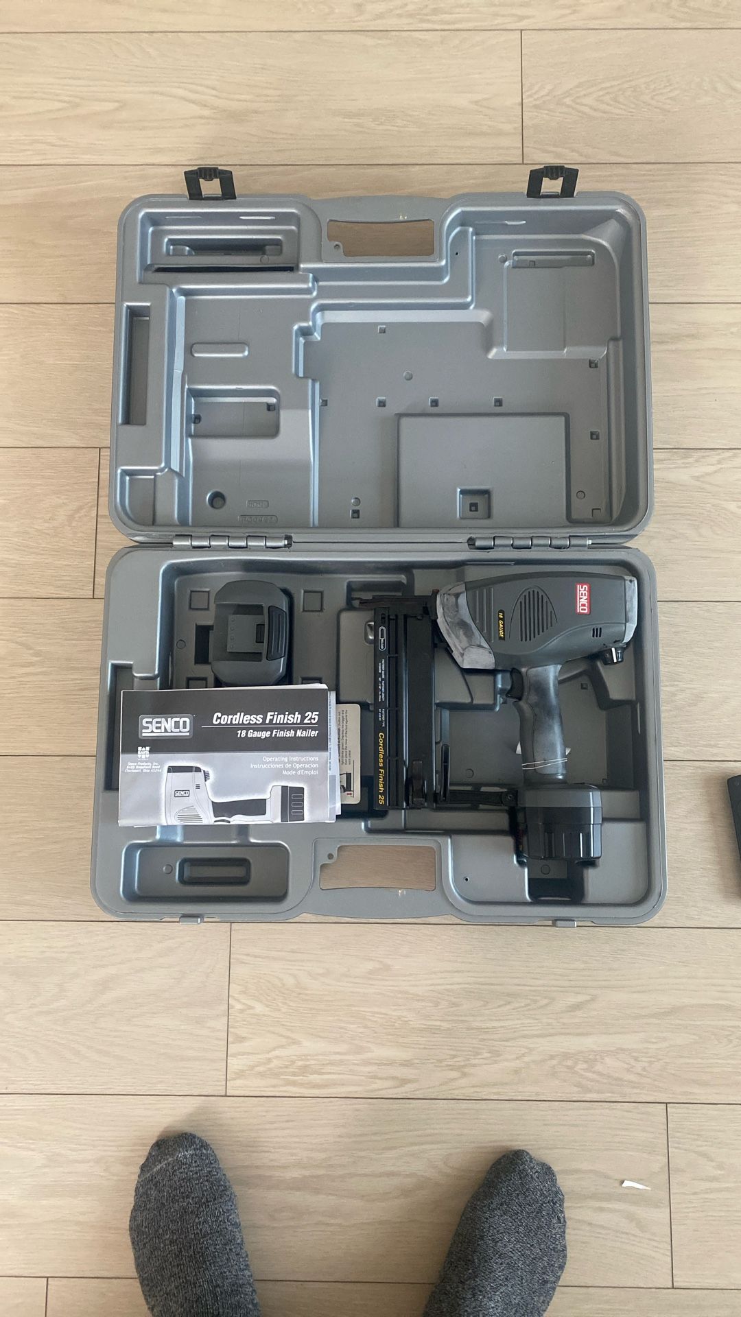 Senco Power Tool Cordless Finish 25 Used 18 Gauge - 2 Batteries 