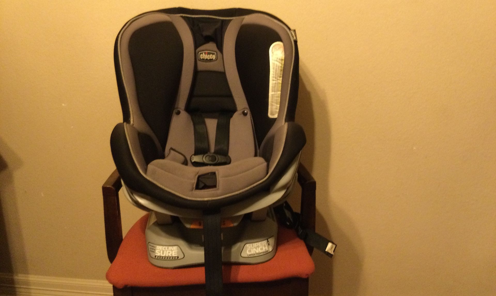 CHICCO BABY CAR SEAT!!