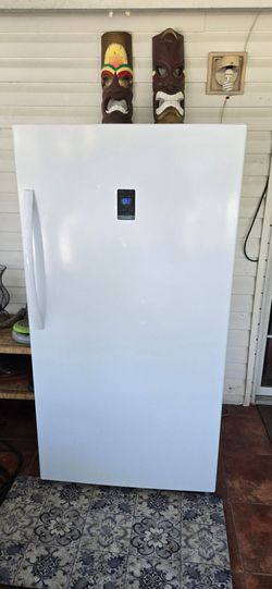 Upright Freezer Insignia 17 cubic ft.