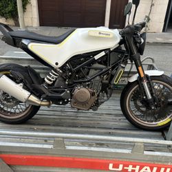 Motorcycle Husqvarna Vitpailen 401