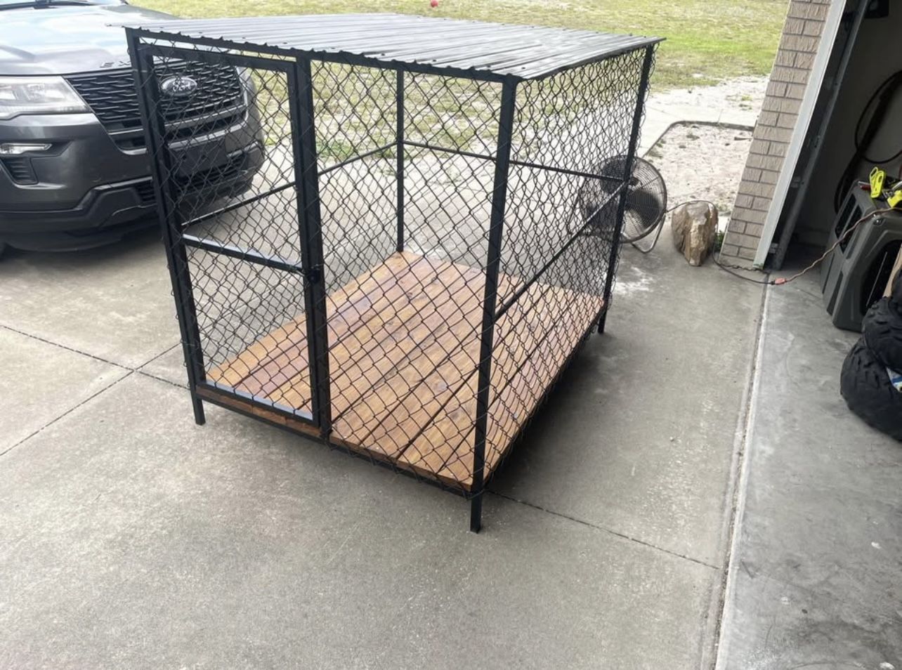 AMAZING LARGE DOG OUTSIDE KENNEL