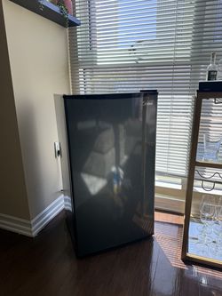 Midea Black Mini Fridge with Freezer + Bar Mat