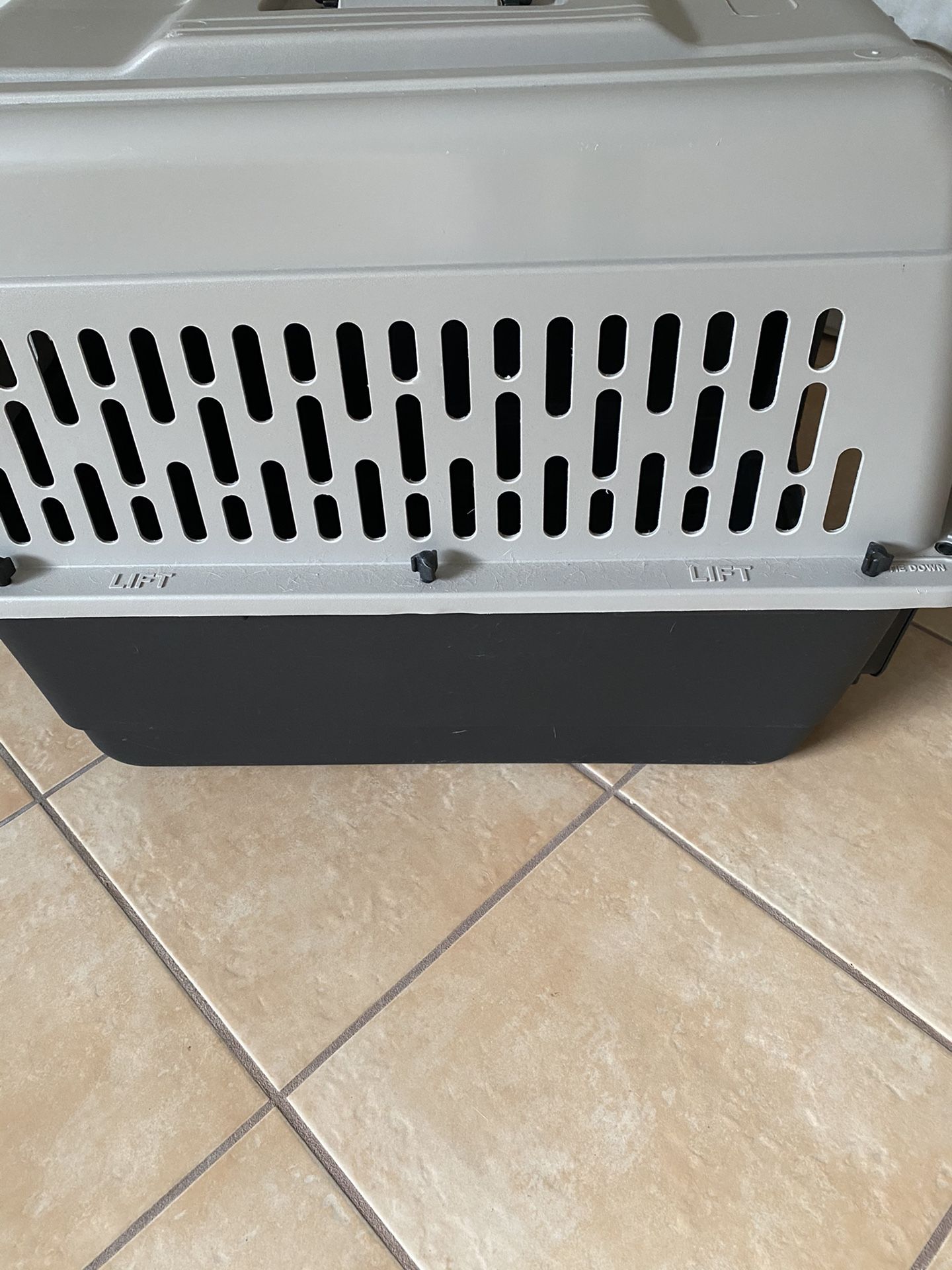 Dog/ pet kennel , crate