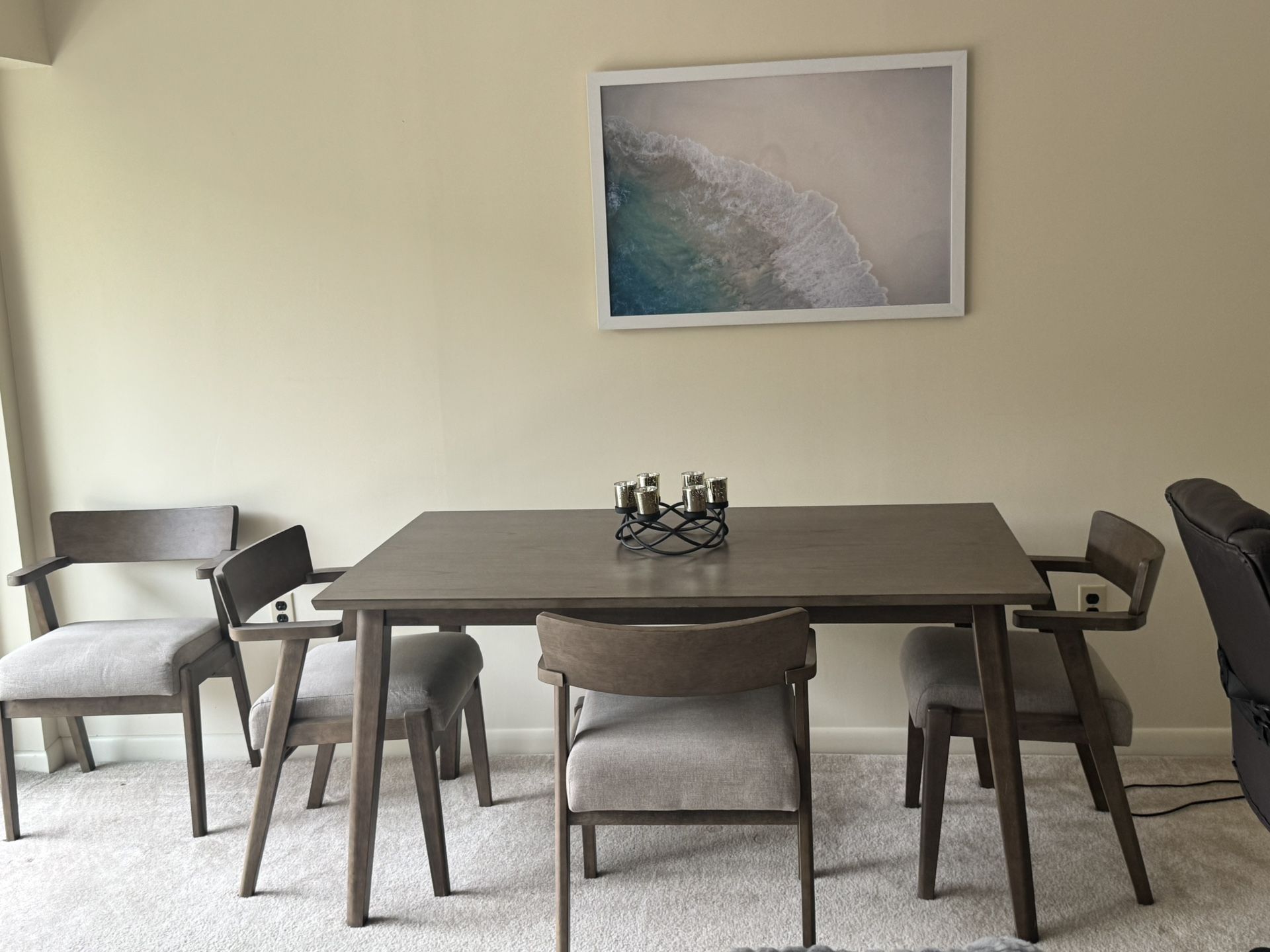 Dining Room With 4 Chairs
