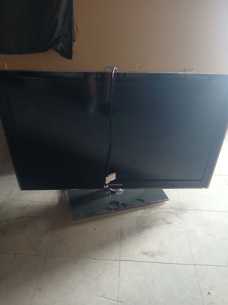 40 inch Samsung TV with Roku and Remote 