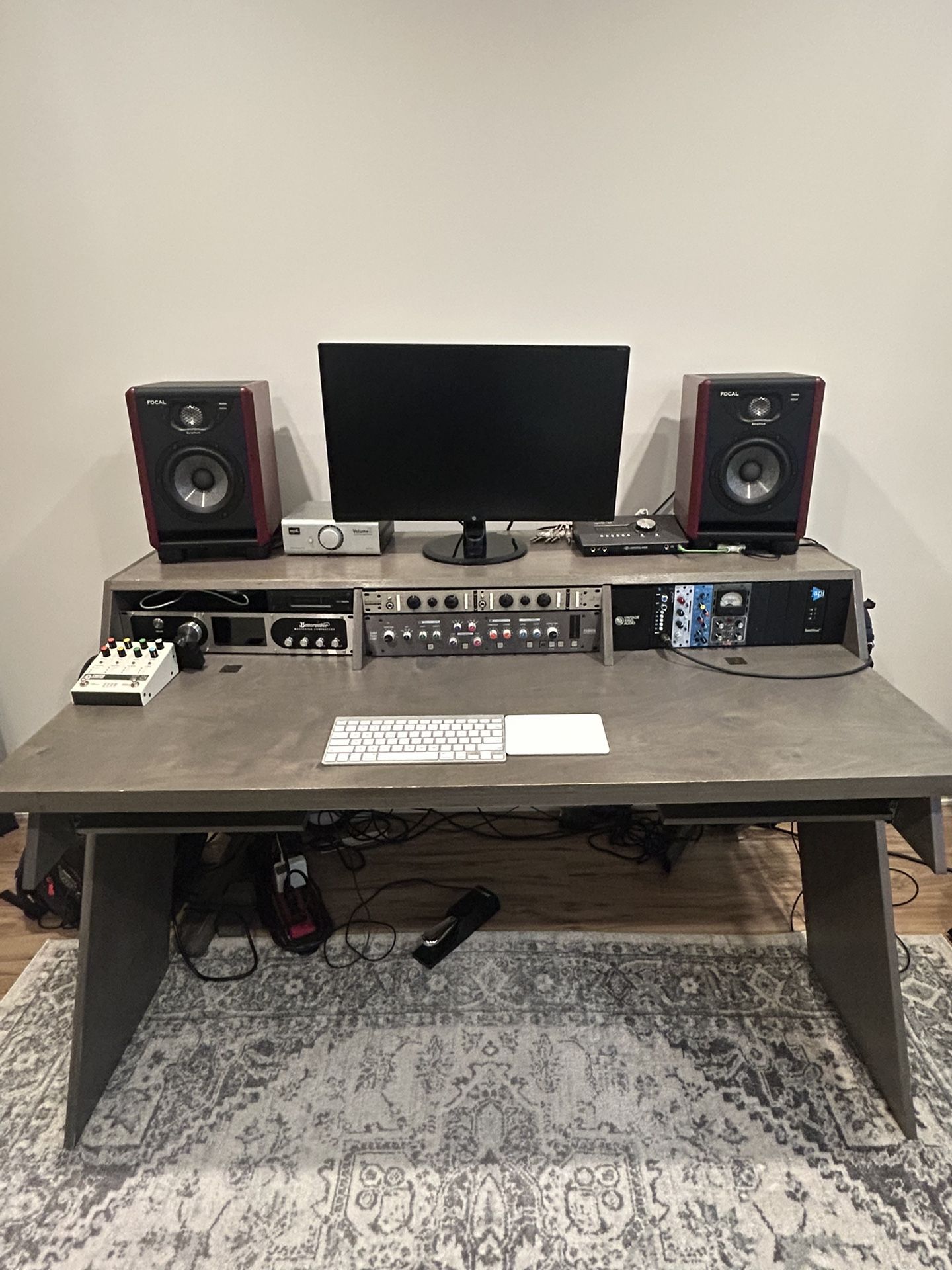 Output De-Fi Desk (Grey)