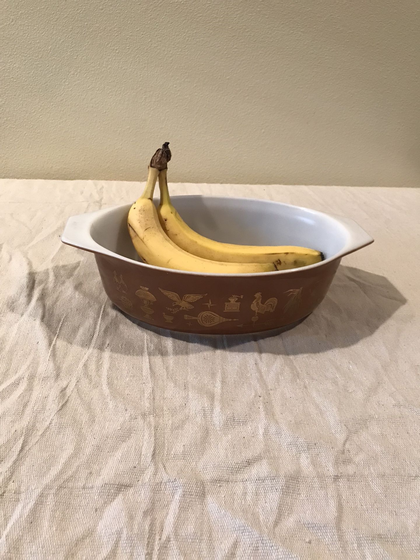 1962 Vintage Pyrex American 043 1 1/2 QT Cinderella Casserole with lid, Colonial Brown w/gold leaf Americana
