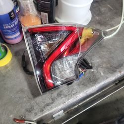 17 Prius Right Taillight 