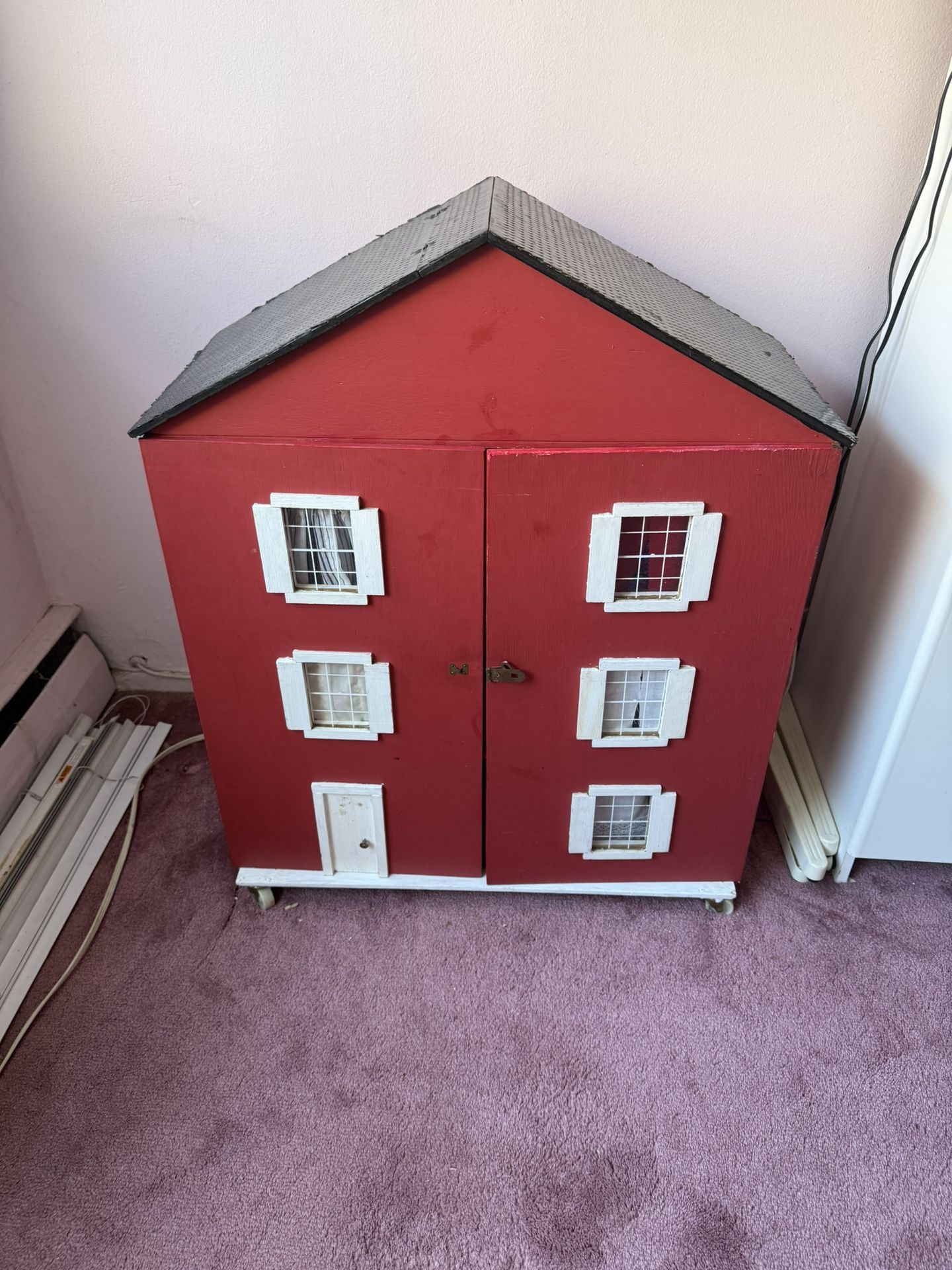 Large Dollhouse On Wheels 