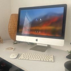 Apple Desk Top Computer With Everything 