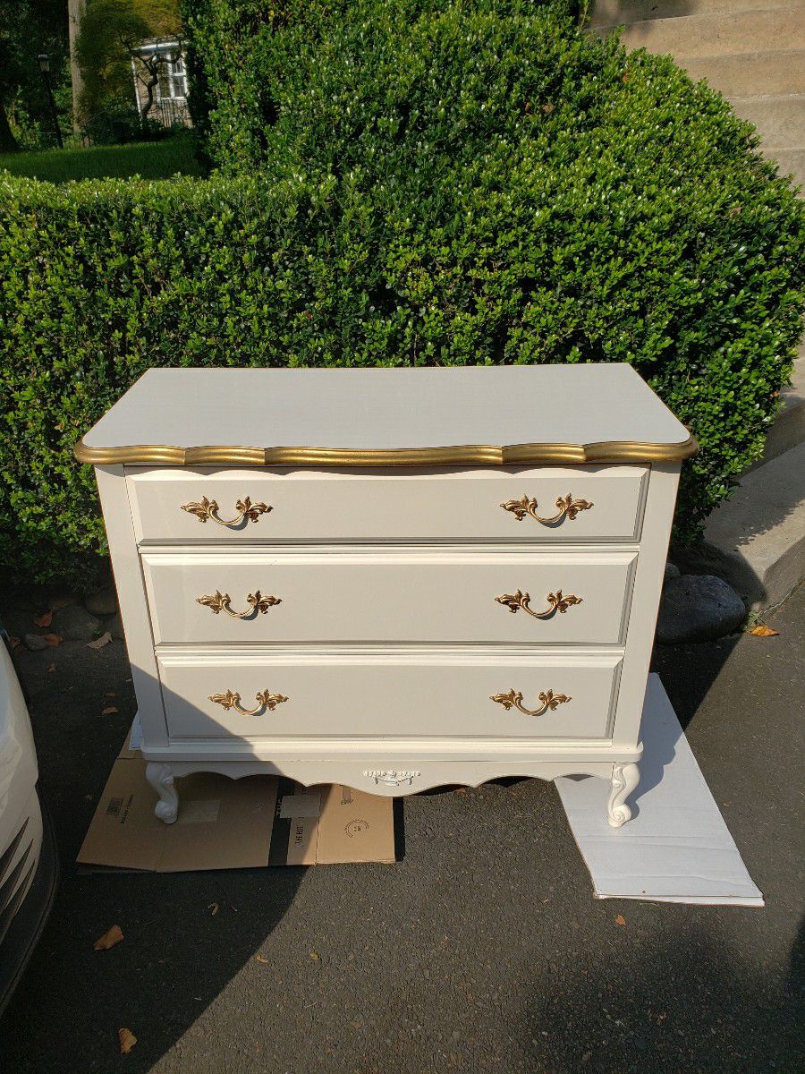 Comode. Chest. 3 Drawers. Cake Table