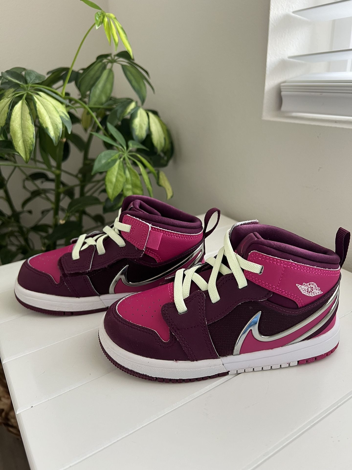 NIKE JORDAN 1 MID VELCRO TODDLER (SIZE 10c)