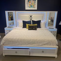 Bed With LED Lights/ Bedroom Furniture/ Trendy And Modern - Same Day Delivery - No Credit Required 