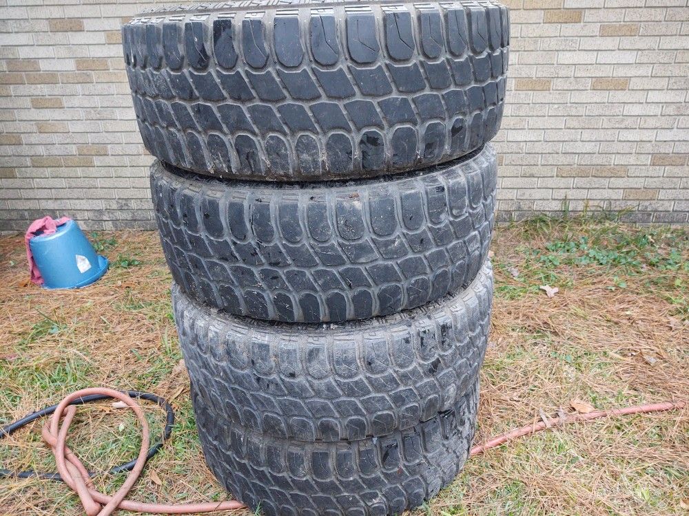 35x12.50 R18 Gladiator M/T