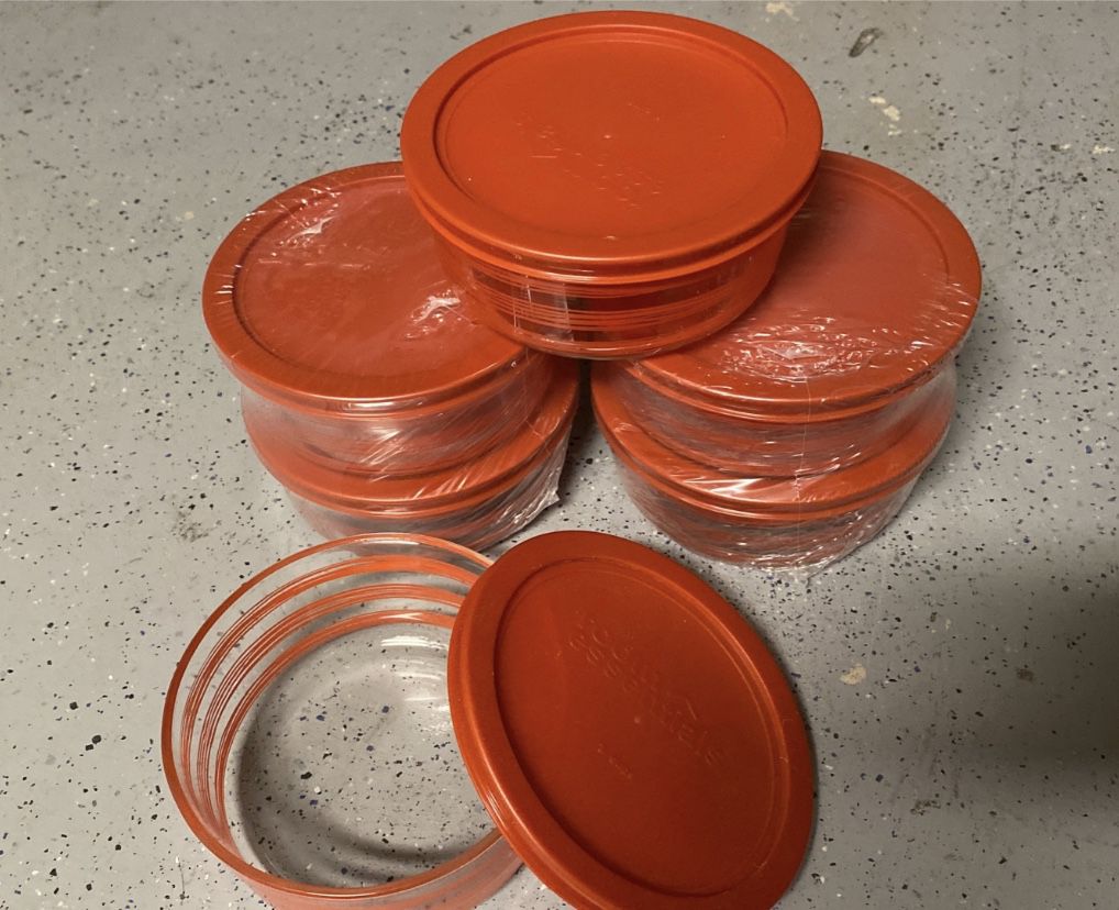 Glass containers with lid with essential Pyrex design (each glass can hold 3 cups)