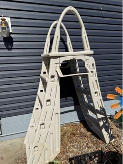 Pool ladder