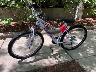 Schwinn Women Mountain Bike 26” White and Purple w Helmet