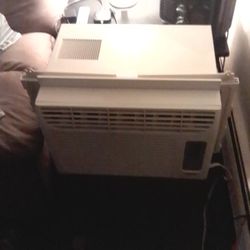 Air Conditioner / Haier 6000 BTU Like New