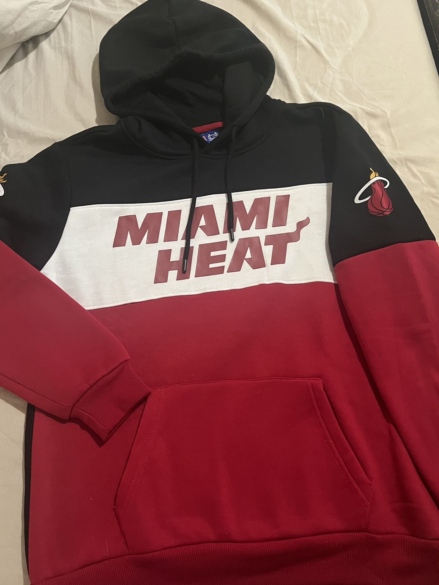 Miami Heat Men’s Black Hoodie Sweater (Small)