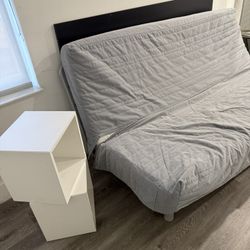 Sofá Cama Con Los Adornos 