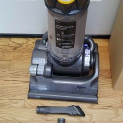 NEW cond Dyson DC 33. Vacuum Wih ATTACHMENTS  , AMAZING POWER SUCTION    ,WORKS EXCELLENT   , IN THE BOX 