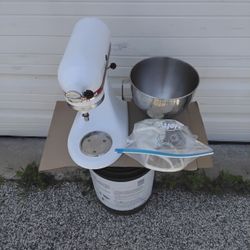 Nice White Kitchen Aid Mixer And Bowl And With 3- Attachments 4- Speed Super Clean Like New. 