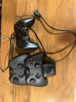 NOT TESTED IF WORKING - Xbox Controllers + Charger